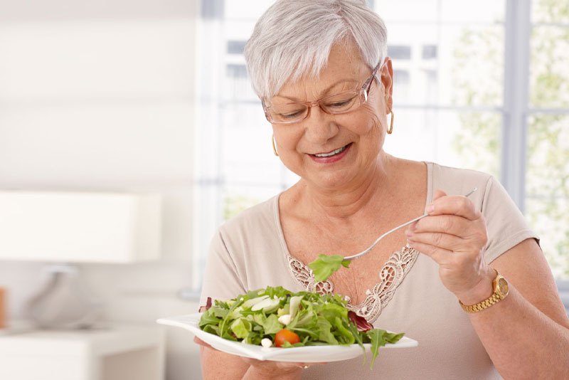 dentures patient eating.